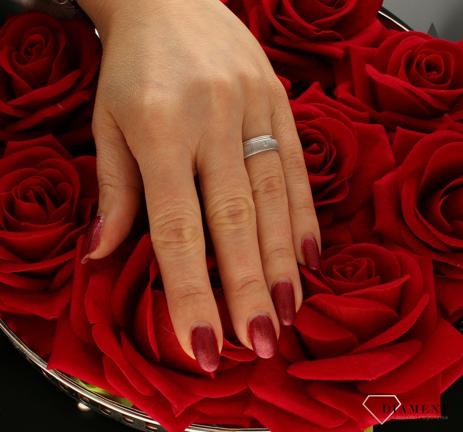 Złota obrączka damska półokrągła – Białe złoto z cyrkonią  Szerokość 6 mm  Rozmiar 14.jpg